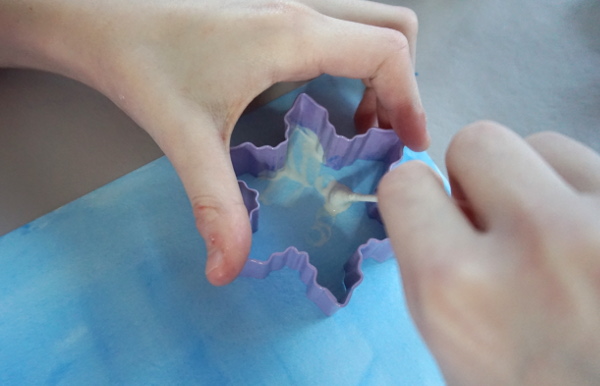 Snowflake Q-Tip Painting - a fun mixed art project that kids can do to paint snowflakes - 3Dinosaurs.com