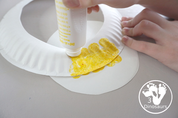 Lunar New Year Wreath Craft for kids - a simple paper plate wreath you can make with kids for the lunar new year and Chinese New year with a red lantern theme  - 3Dinosaurs.com