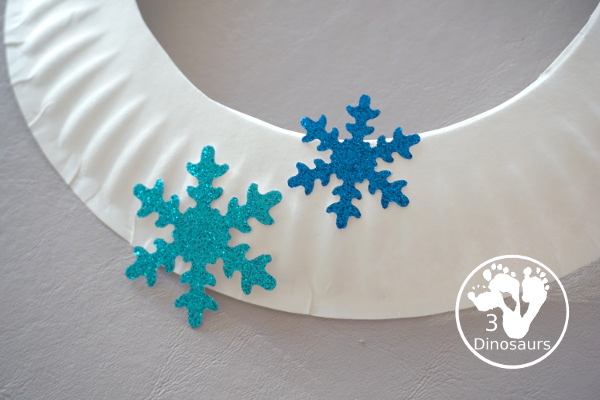 Easy to Make Glitter Snowflake Wreath Craft for kids - You have a simple craft with just a few items to make this winter wreath - 3Dinosaurs.com