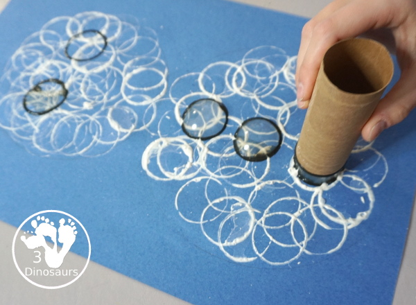 Paper Roll Snowman painting for kids - a fun snowman made by painting with paper rolls. A simple winter craft that kids of different ages can do. It is simple to set up and do.
