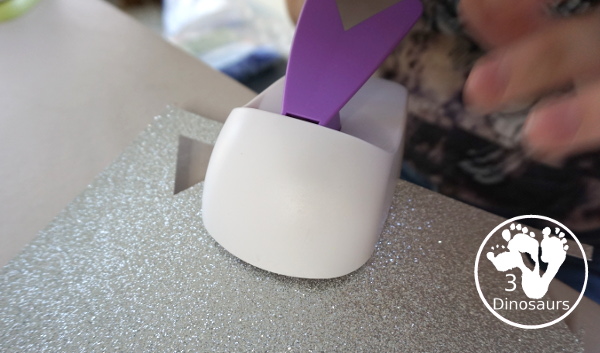 Monster Paper Plate Wreath - Easy to make paper plate monster wreath a great craft for Halloween - 3Dinosaurs.com