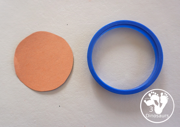 Turkey Feather Scrap Painting for Kids - a fun turkey craft made with a cookie cutter feather and construction paper. A fun painting idea with feathers for a Thanksgiving craft for kids in preschool, prek, and kindergarten. 3Dinosaurs.com