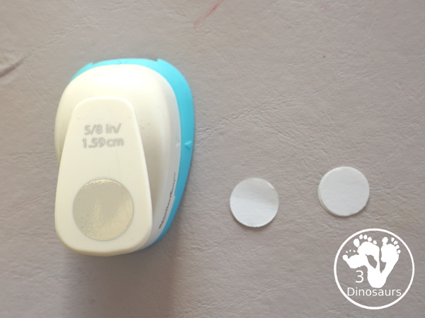 Turkey Feather Watercolor Painting for Kids - a fun turkey craft made with a cookie cutter feather and construction paper. A fun watercolor painting idea with feathers for a Thanksgiving craft for kids in preschool, prek, and kindergarten. 3Dinosaurs.co