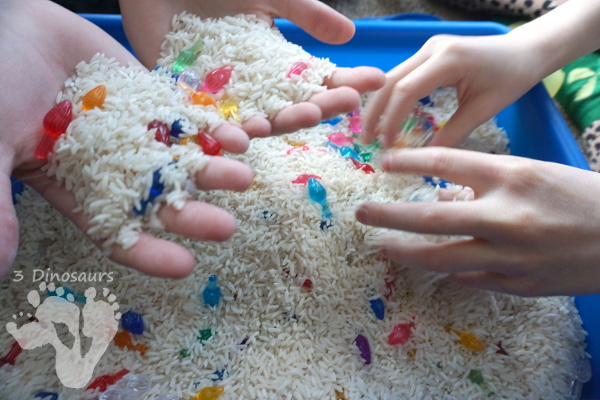 Christmas Lights & Rice Sensory Bin - simple and easy to set up sensor bin for kids to play in and great for sensory play - 3Dinosaurs.com