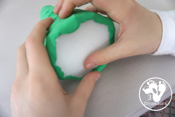 Model Magic Christmas Tree - A fun fine motor Christmas Craft you can do with kids - 3Dinosaurs.com