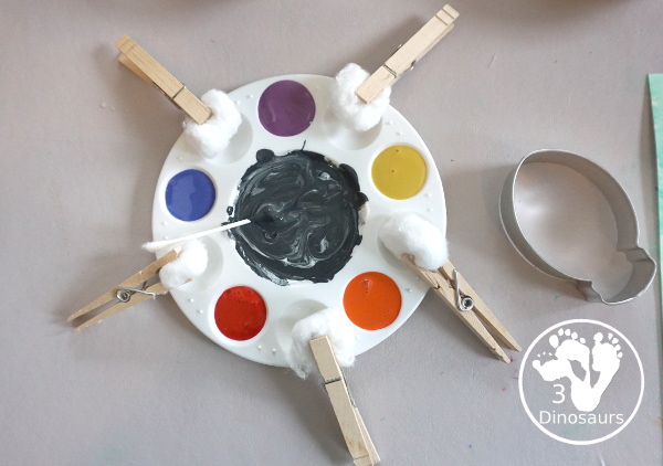 Cookie Cutter: Christmas Lights Painting - super easy way to paint Christmas lights with watercolors and paint - 3Dinosaurs.com  