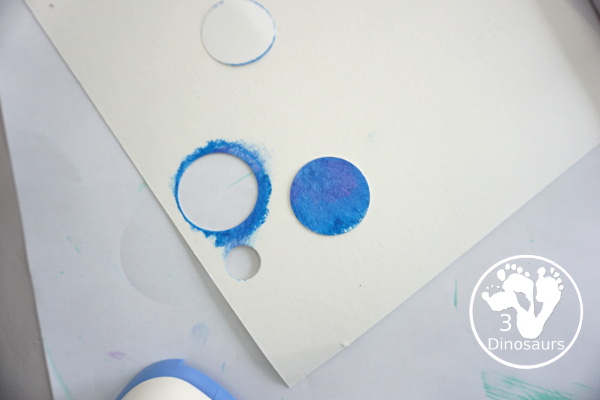 Christmas Ornament Wreath - a super easy wreath craft to make for Christmas - punch out the circle - 3Dinosaurs.com  