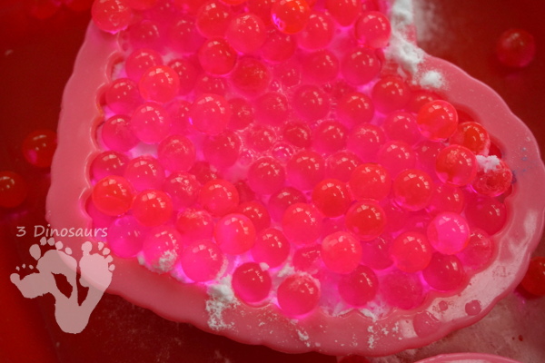 Water beads, Vinegar & Baking Soda STEM - hands-on experiment for kids to try and learn about water flow in and out of water beads - 3Dinosaurs.com