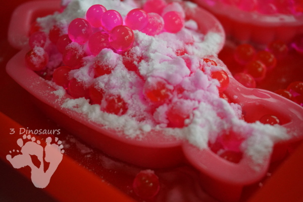 Water beads, Vinegar & Baking Soda STEM - hands-on experiment for kids to try and learn about water flow in and out of water beads - 3Dinosaurs.com