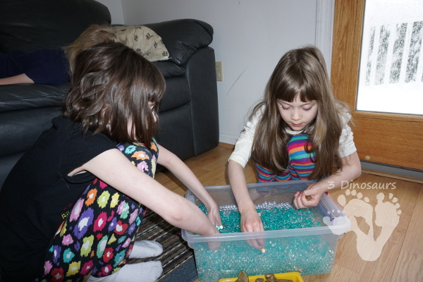 Easy To Make St Patricks Day Water Bead Sensory Bin - loads of search and find the gold fun in this sensory bin! - 3Dinosaurs.com