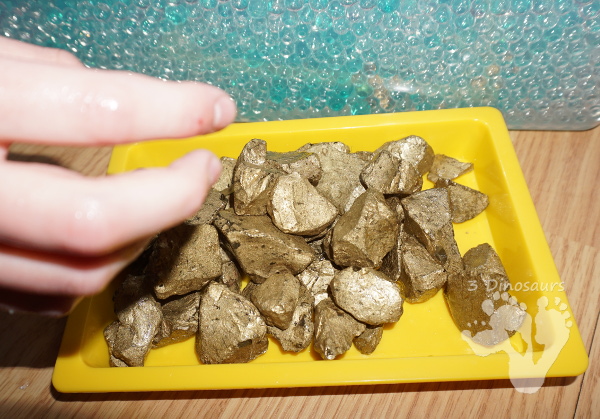 Easy To Make St Patricks Day Water Bead Sensory Bin - loads of search and find the gold fun in this sensory bin! - 3Dinosaurs.com