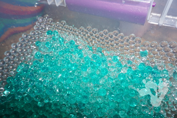Easy To Make St Patricks Day Water Bead Sensory Bin - loads of search and find the gold fun in this sensory bin! - 3Dinosaurs.com