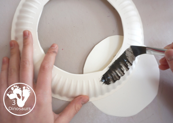 Lunar Eclipse Night Sky Wreath Craft - a fun blood red moon in a night sky wreath for the lunar eclipse A simple lunar eclipse craft for kids. 3Dinosaurs.com