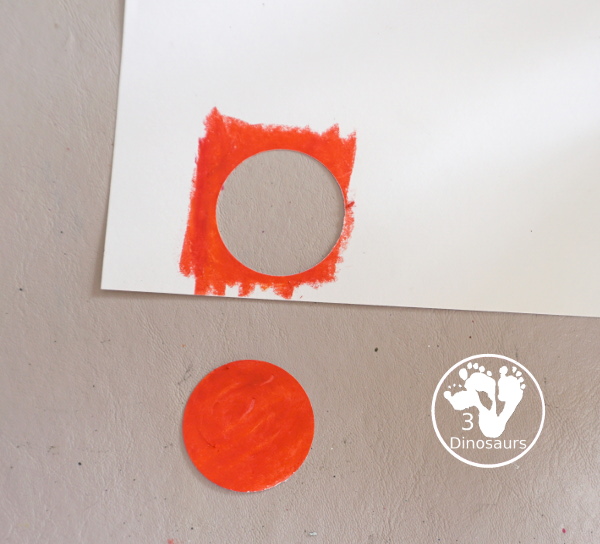 Lunar Eclipse Night Sky Wreath Craft - a fun blood red moon in a night sky wreath for the lunar eclipse A simple lunar eclipse craft for kids. 3Dinosaurs.com