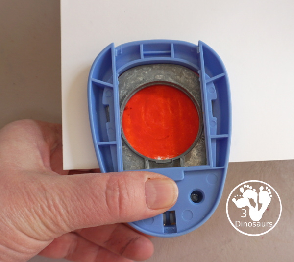 Lunar Eclipse Night Sky Wreath Craft - a fun blood red moon in a night sky wreath for the lunar eclipse A simple lunar eclipse craft for kids. 3Dinosaurs.com