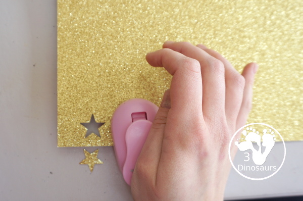 Lunar Eclipse Night Sky Wreath Craft - a fun blood red moon in a night sky wreath for the lunar eclipse A simple lunar eclipse craft for kids. 3Dinosaurs.com