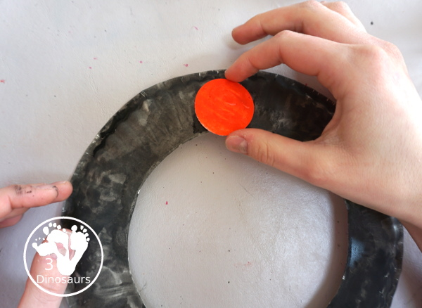 Lunar Eclipse Night Sky Wreath Craft - a fun blood red moon in a night sky wreath for the lunar eclipse A simple lunar eclipse craft for kids. 3Dinosaurs.com