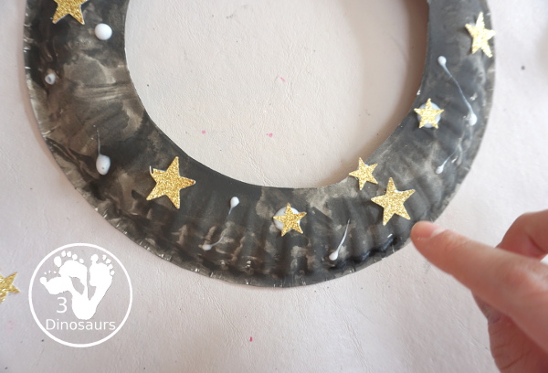 Lunar Eclipse Night Sky Wreath Craft - a fun blood red moon in a night sky wreath for the lunar eclipse A simple lunar eclipse craft for kids. 3Dinosaurs.com