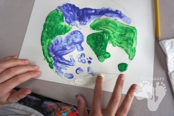 Easy to Make Finger Painted Planet Earth - fun projects for Earth Day or a project on planet earth - 3Dinosaurs.com