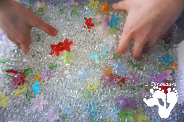 Flower Water Bead Sensory Bin - a great sensory bin for the spring with fun flower and leaves - 3Dinosaurs.com