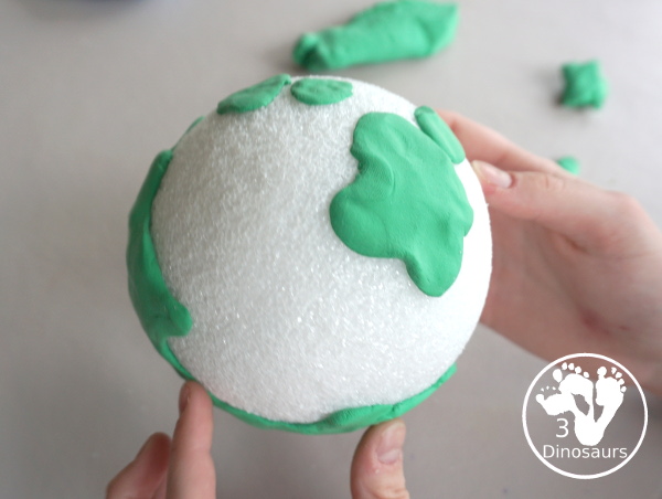 Model Magic Earth Craft - a super simple craft that different ages can make that works great for a fine motor craft for Earth Day or learning about space - 3Dinosaurs.com