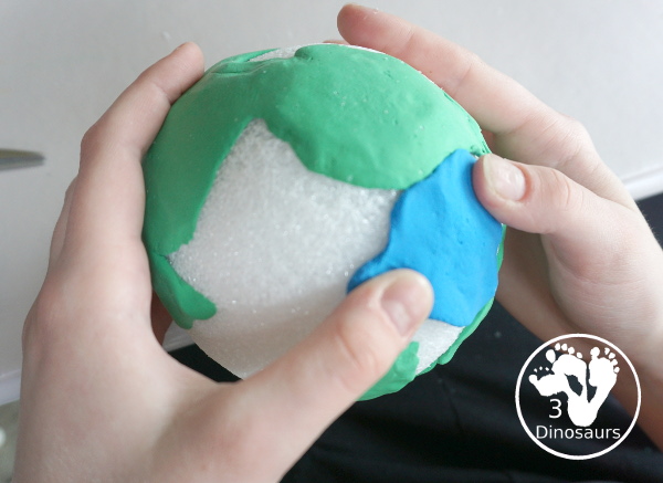 Model Magic Earth Craft - a super simple craft that different ages can make that works great for a fine motor craft for Earth Day or learning about space - 3Dinosaurs.com