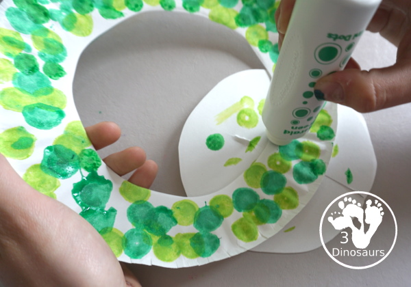 Flower Scrapbook Paper Wreath Craft - a paper plate wreath made with dot markers and scrapbook paper to make this flower wreath - 3Dinosaurs.com
