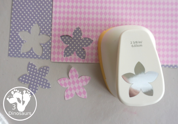 Flower Scrapbook Paper Wreath Craft - a paper plate wreath made with dot markers and scrapbook paper to make this flower wreath - 3Dinosaurs.com