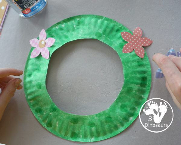 Flower Scrapbook Paper Wreath Craft - a paper plate wreath made with dot markers and scrapbook paper to make this flower wreath - 3Dinosaurs.com