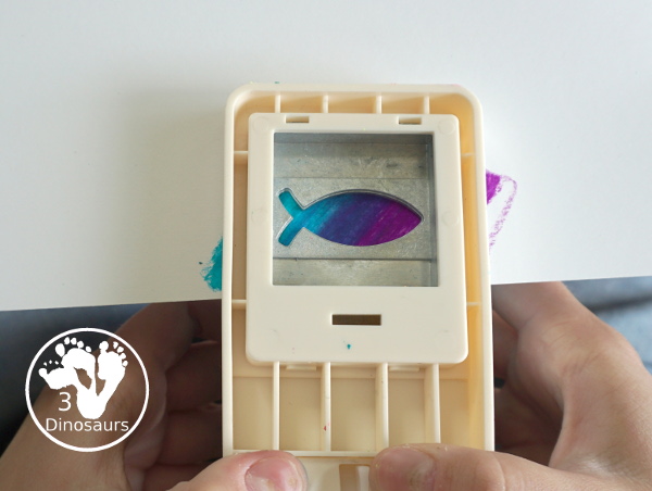 Ocean Fish Wreath - ocean  paper plate wreath that kdis can make for a fun ocean craft that any age can make. - 3Dinosaurs.com