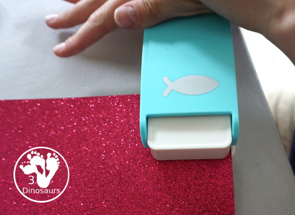 Ocean Wreath with Glitter Fish - A great wreath you can make with an ocean theme. It is a simple and easy-to-make craft for kids of different ages. You have a paper plate, glitter paper, glue and fish punches. - 3Dinosaurs.com