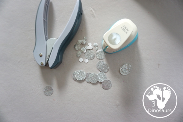 Ocean Wreath with Glitter Fish - A great wreath you can make with an ocean theme. It is a simple and easy-to-make craft for kids of different ages. You have a paper plate, glitter paper, glue and fish punches. - 3Dinosaurs.com