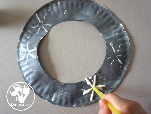 Red, White & Blue Straw Painted Fireworks Wreath - a fun firework themed wreath for the Fourth of July with red, white, and blue colors. A simple painting craft you can do with kids. - 3Dinosaurs.com