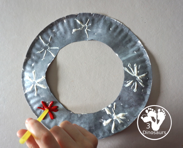 Red, White & Blue Straw Painted Fireworks Wreath - a fun firework themed wreath for the Fourth of July with red, white, and blue colors. A simple painting craft you can do with kids. - 3Dinosaurs.com