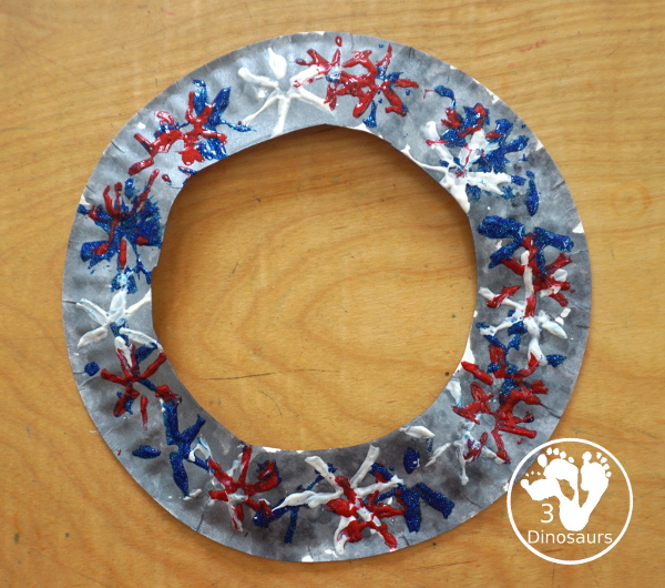 Red, White & Blue Straw Painted Fireworks Wreath - a fun firework themed wreath for the Fourth of July with red, white, and blue colors. A simple painting craft you can do with kids. - 3Dinosaurs.com