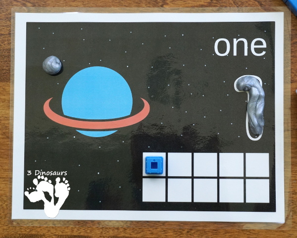 Free Planet & Moon Themed Counting Mats: 1 to 10 - 10 mat in with a option for the black or white background  - 3Dinosaurs.com