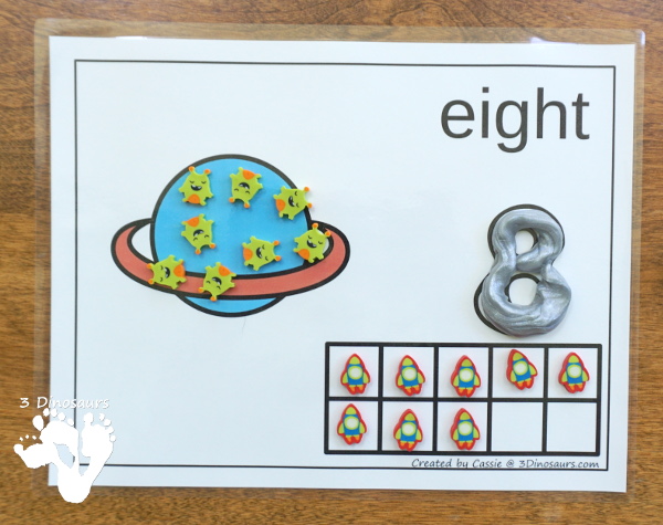Free Planet & Moon Themed Counting Mats: 1 to 10 - 10 mat in with a option for the black or white background  - 3Dinosaurs.com
