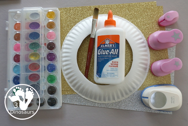 A Fun Night Sky Theme Wreath - make a paper plate wreath with a night sky wreath with a moon and stars - 3Dinosaurs.com 