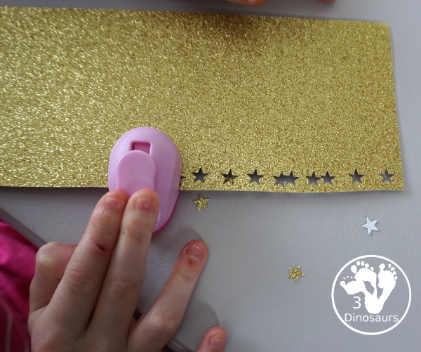 A Fun Night Sky Theme Wreath - make a paper plate wreath with a night sky wreath with a moon and stars - 3Dinosaurs.com 