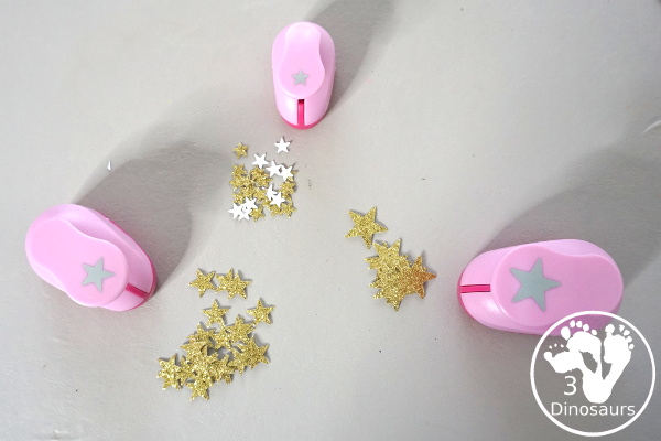 A Fun Night Sky Theme Wreath - make a paper plate wreath with a night sky wreath with a moon and stars - 3Dinosaurs.com 