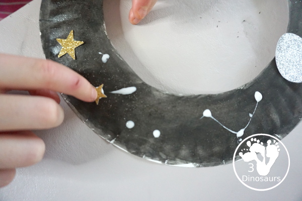 A Fun Night Sky Theme Wreath - make a paper plate wreath with a night sky wreath with a moon and stars - 3Dinosaurs.com 
