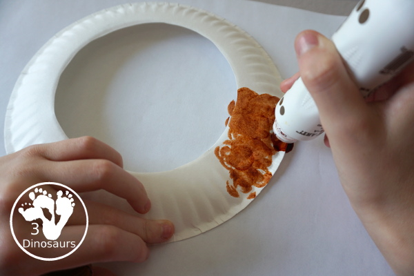 Beach Wreath Craft for Kids - a super easy to make beach craft with a wreath and shells kids can color and punch out to make the beach wreath. - 3Dinosaurs.com