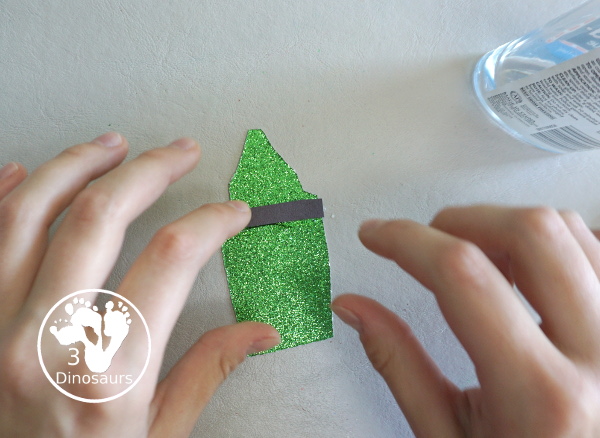 Glitter Crayon Wreath Craft For Kids - a great color or back to school glitter crayons wreath you can make with kids. - 3Dinosaurs.com